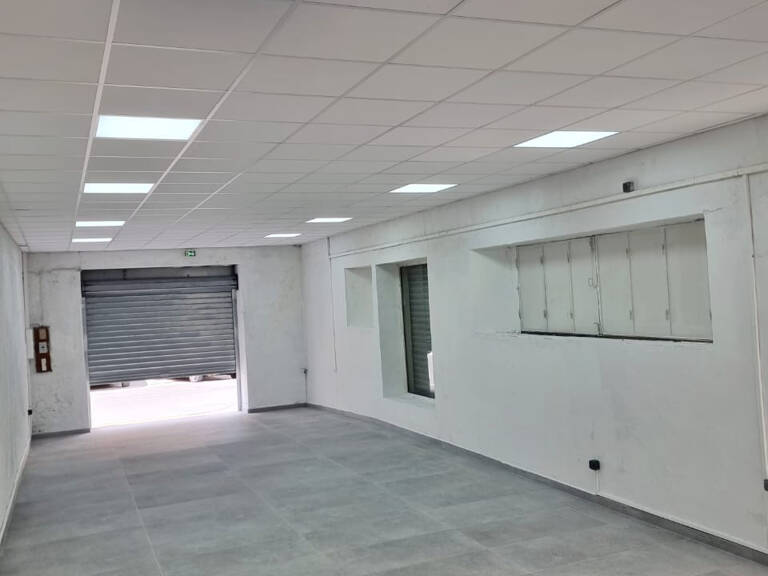 LOCAL COMMERCIAL DE 93,02m2 BASSE-TERRE — photo 1