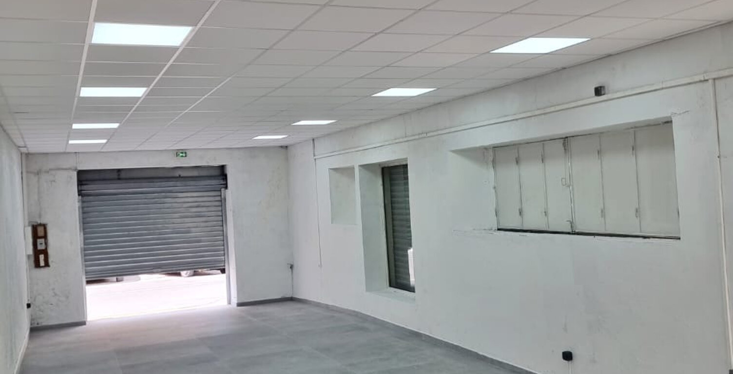 LOCAL COMMERCIAL DE 93,02m2 BASSE-TERRE — photo 1