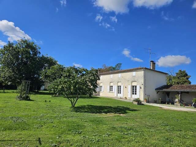 Maison en pierre de 5 pièces principales — photo du bien