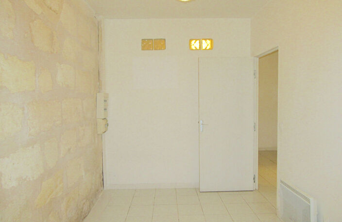 A VENDRE APPARTEMENT DE TYPE 2 LOUE - SECTEUR BORDEAUX VICTOIRE / CAPUCINS — photo 4