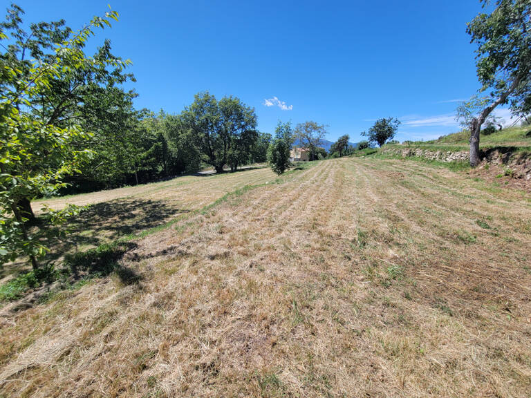 Terrain constructible de 3394m2 sur la commune de Tourette du Chateau. — photo 1