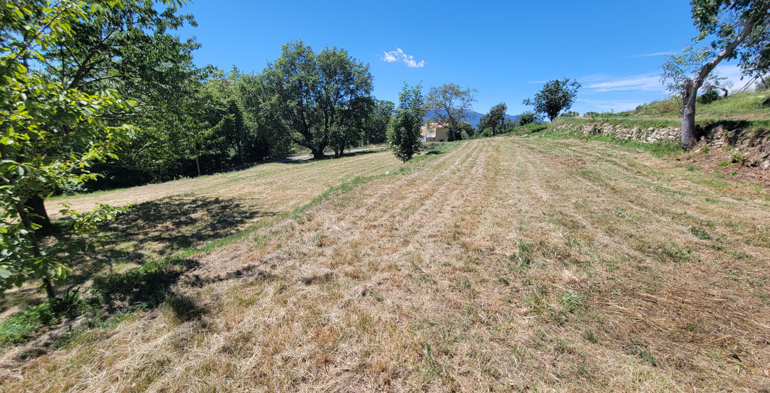 Terrain constructible de 3394m2 sur la commune de Tourette du Chateau. — photo 1