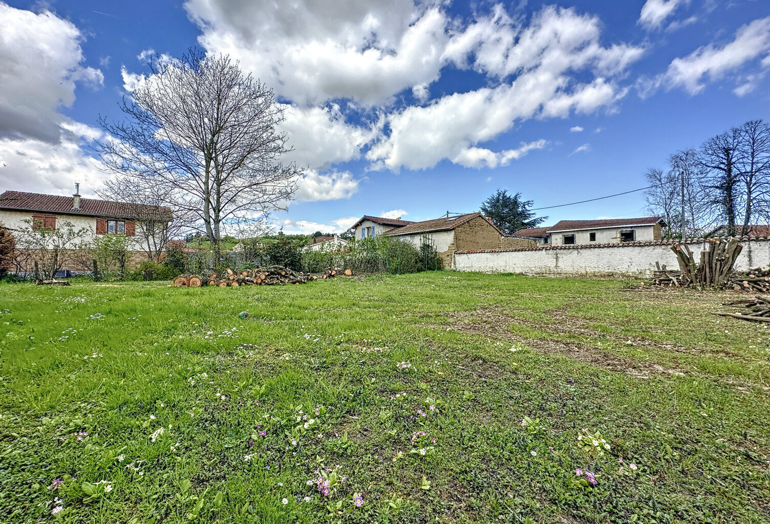 Terrain Luzinay 725 m2 coeur village avec permis de construi — photo 1