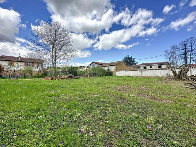 Terrain Luzinay 725 m2 coeur village avec permis de construi — photo du bien