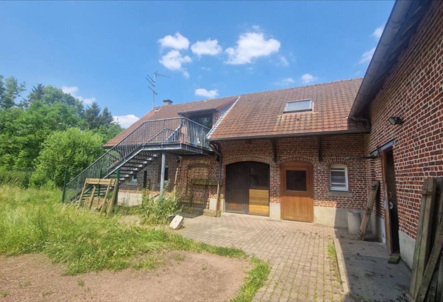 CORPS DE FERME, SITUE DANS UN ENVIRONNEMENT CALME SUR LA COMMUNE — photo 1