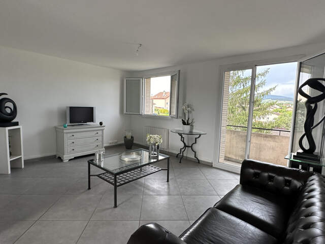 A VENDRE SUR LES HAUTEURS DE L'ARBRESLE AGREABLE APPARTEMENT — photo du bien