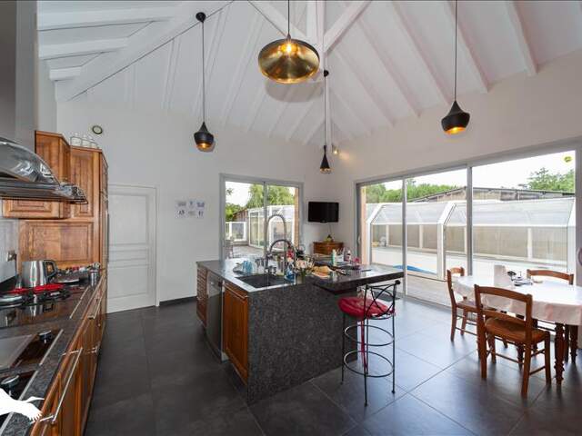 Maison en pierre de 6 pièces principales — photo du bien