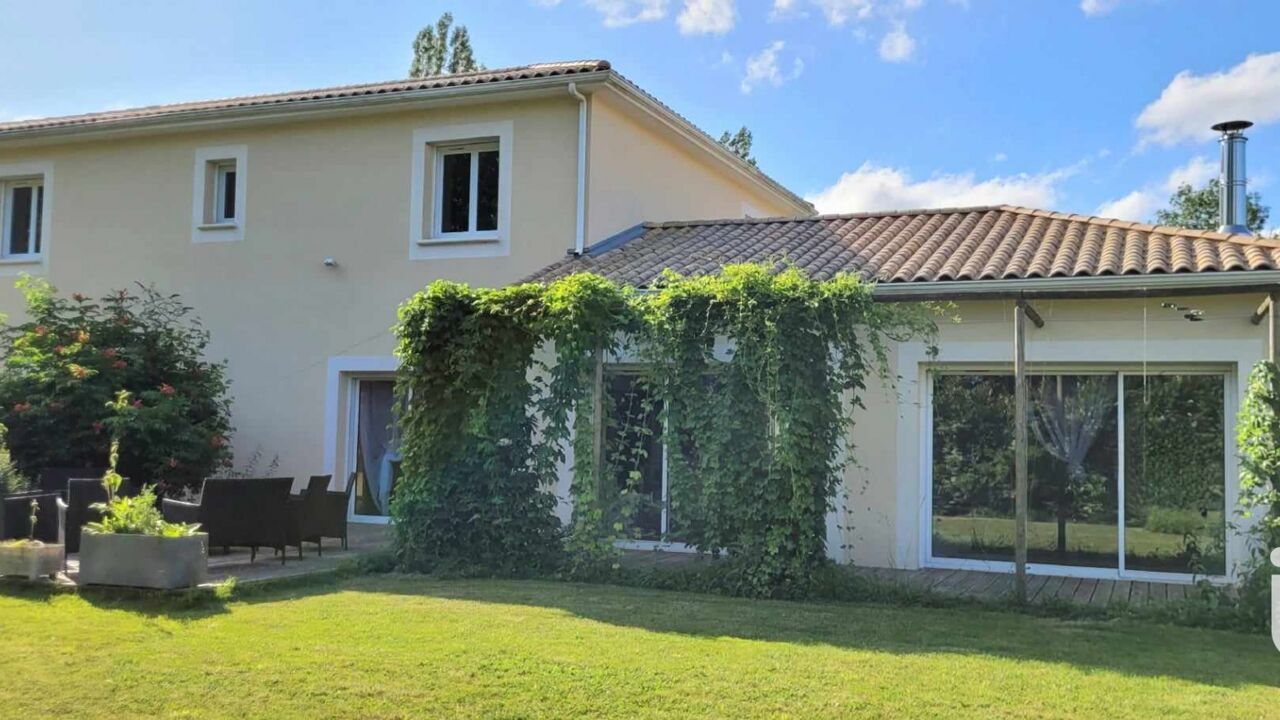 maison 5 pièces 214 m2 à vendre à Gençay (86160)