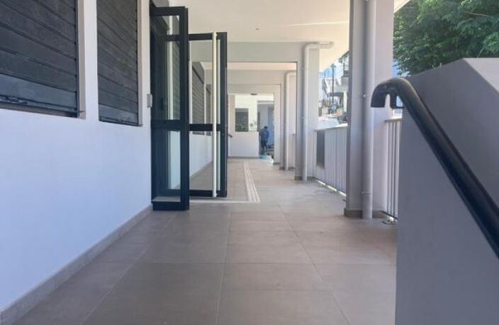 LOCAL COMMERCIAL DE 192m2 en centre ville de Saint Pierre — photo 2