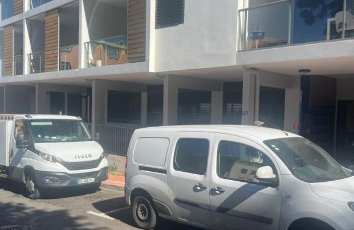 LOCAL COMMERCIAL DE 192m2 en centre ville de Saint Pierre — photo 4