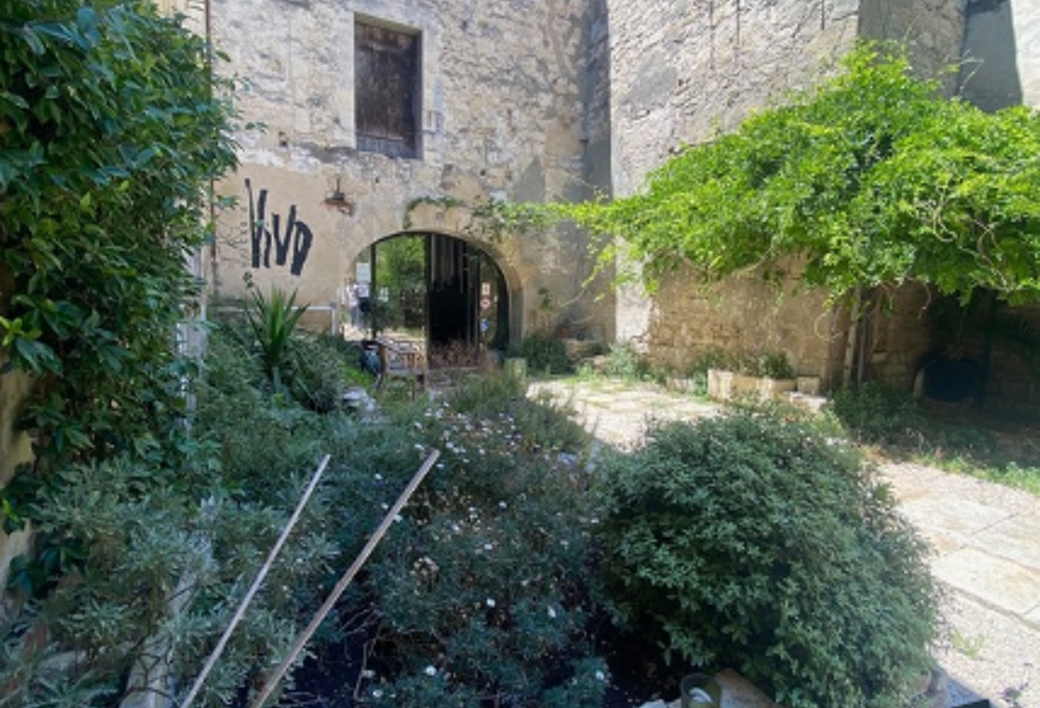 BEAUCAIRE  CENTRE,  bel immeuble  471  m2 , avec  patio de 3 — photo 1