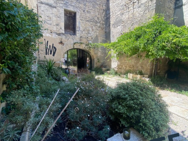 BEAUCAIRE  CENTRE,  bel immeuble  471  m2 , avec  patio de 3 — photo du bien