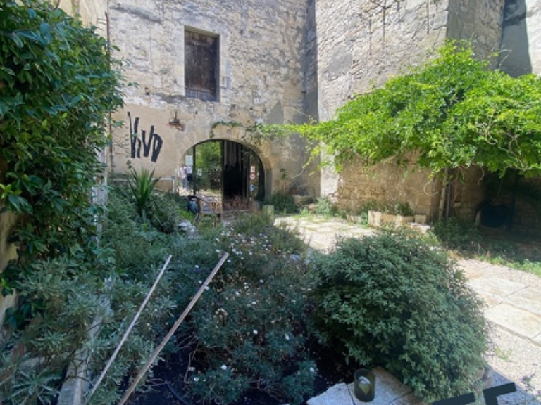 BEAUCAIRE  CENTRE,  bel immeuble  471  m2 , avec  patio de 3 — photo 1