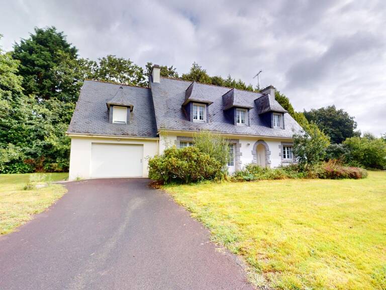 Maison À Vendre sur Terrain d'environ 6 hectares — photo 1