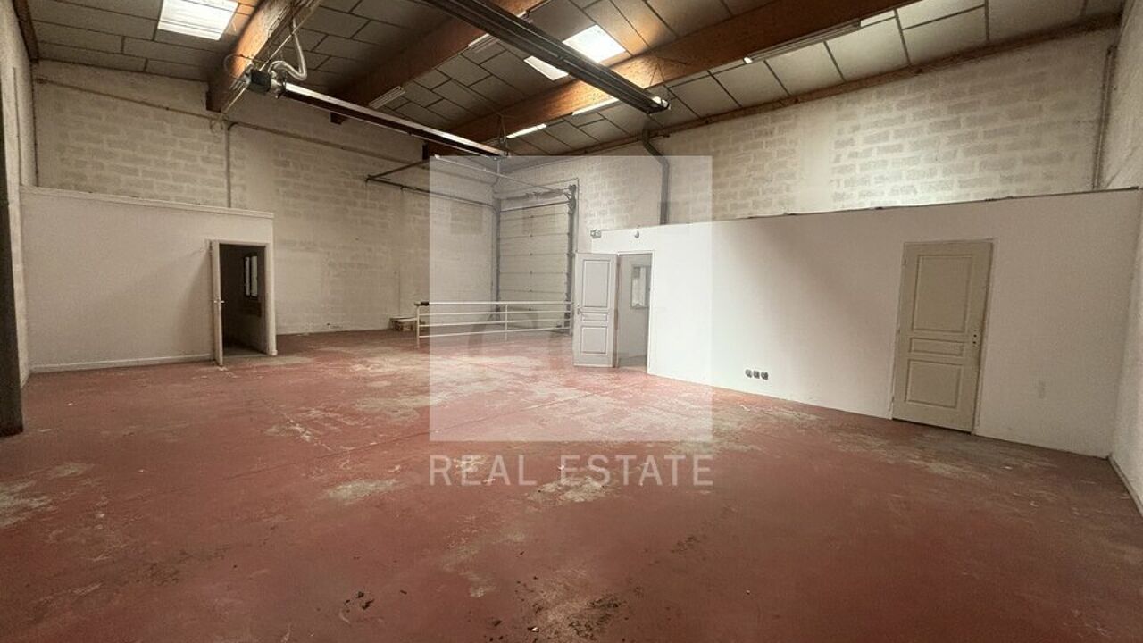 commerce  pièces 230 m2 à louer à Genas (69740)