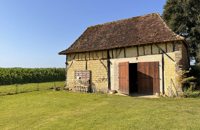 Maison, dépendances et chênaie sur 3100m2 — photo 3
