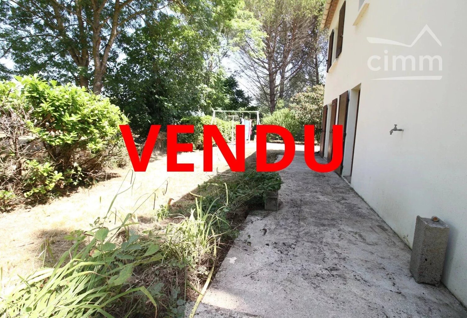 SOUS COMPROMIS une villa avec un jardin et un garage — photo 1