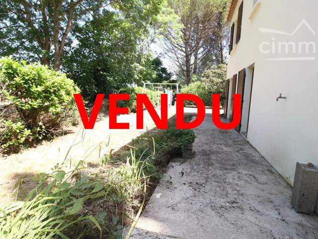 SOUS COMPROMIS une villa avec un jardin et un garage — photo du bien