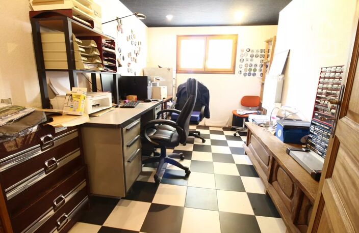 SOUS COMPROMIS une villa avec un jardin et un garage — photo 5