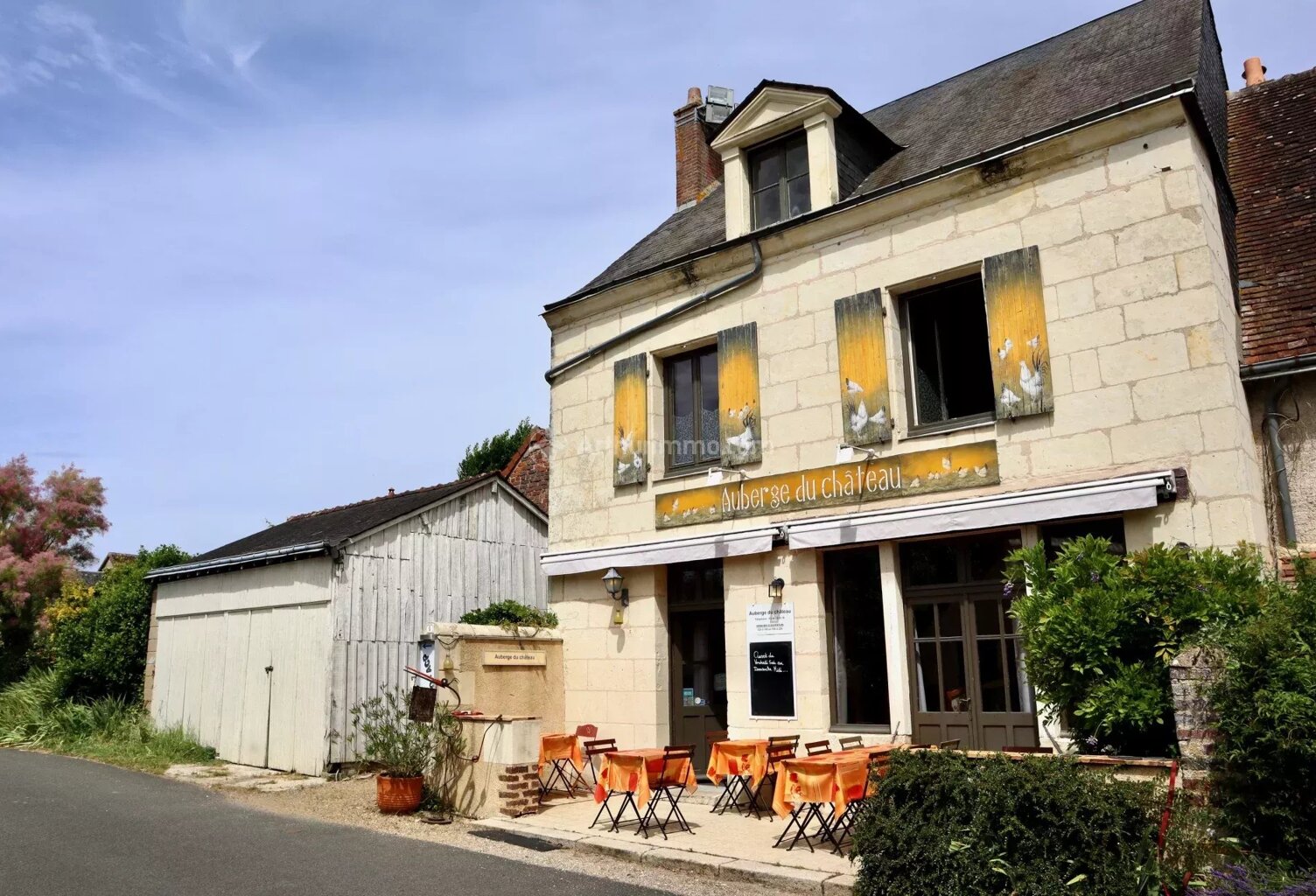 Murs et Fond de commerce d'un restaurant situé à TROO, village touristique. — photo 1