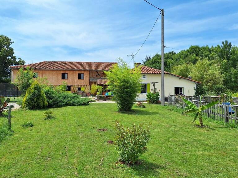 A vendre sur le secteur de Masseube: Charmante maison de caractère dans le Gers avec vues panoramiques et appartement moderne. A quelques minutes des écoles, du lac et plus encore. A voir absolument! — photo 1