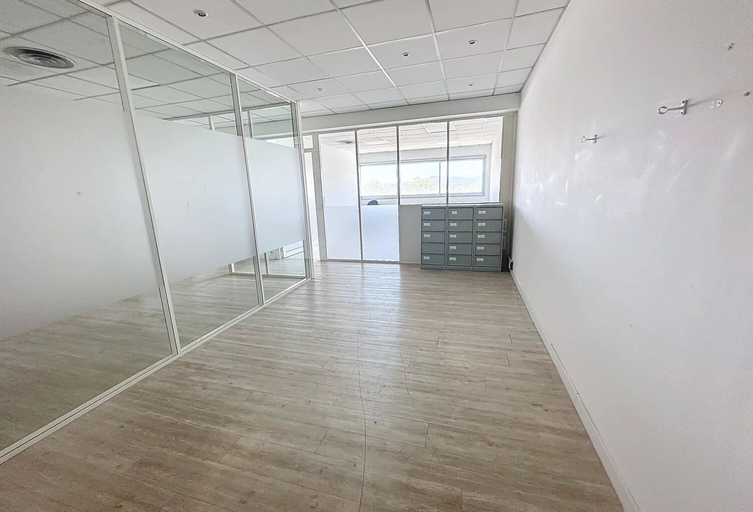 Locaux 134m² + 3 parkings - 2000€ c/comprises — photo 1