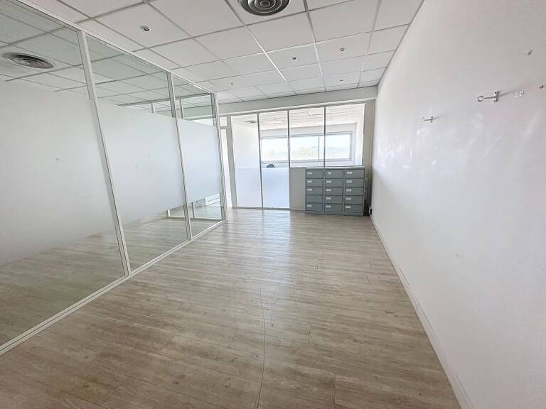 Locaux 134m² + 3 parkings - 2000€ c/comprises — photo 1