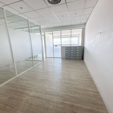 Bureau 7 pièces 2000 €