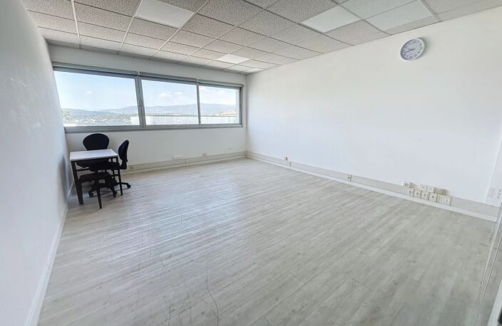 Locaux 134m² + 3 parkings - 2000€ c/comprises — photo 2