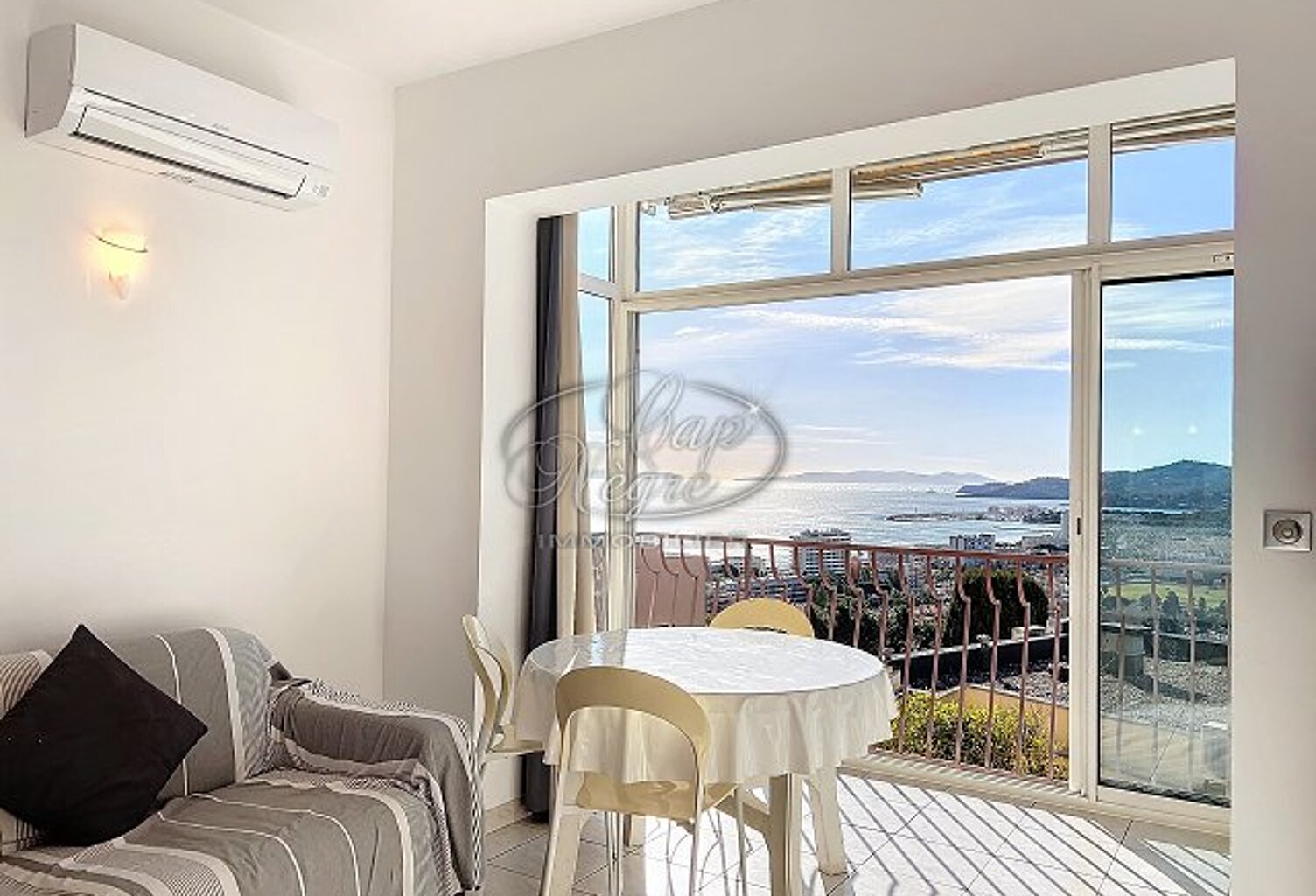 Appartement situé sur les hauteurs du Lavandou avec magnifique v — photo 1