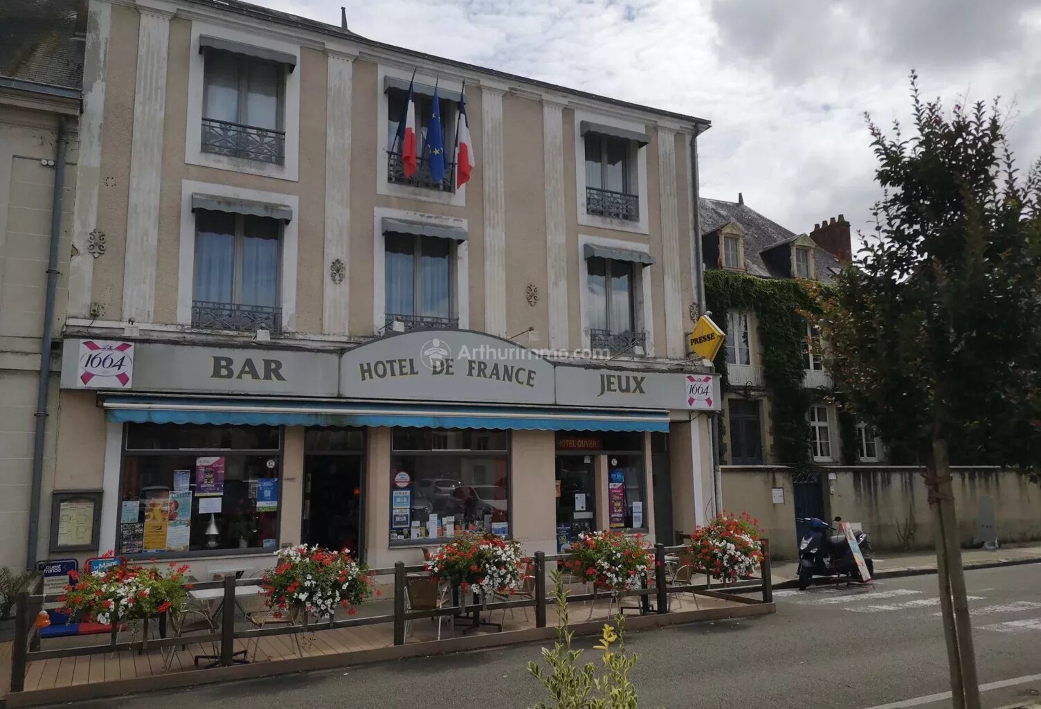 Immeuble à usage de commerce loué — photo 1