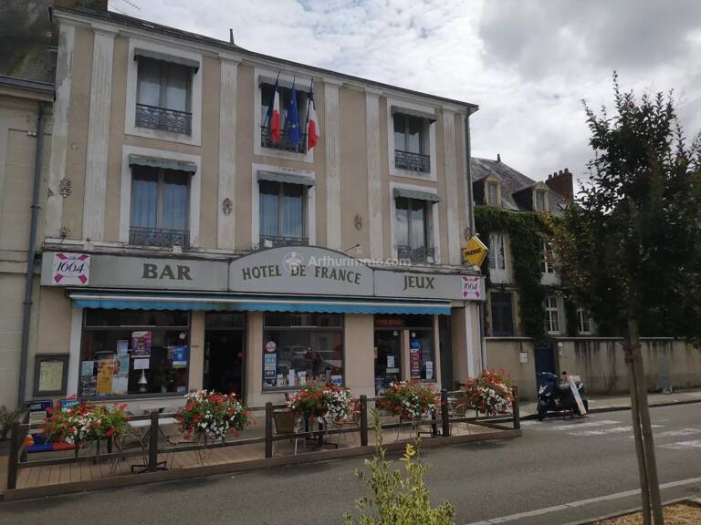 Immeuble à usage de commerce loué — photo 1