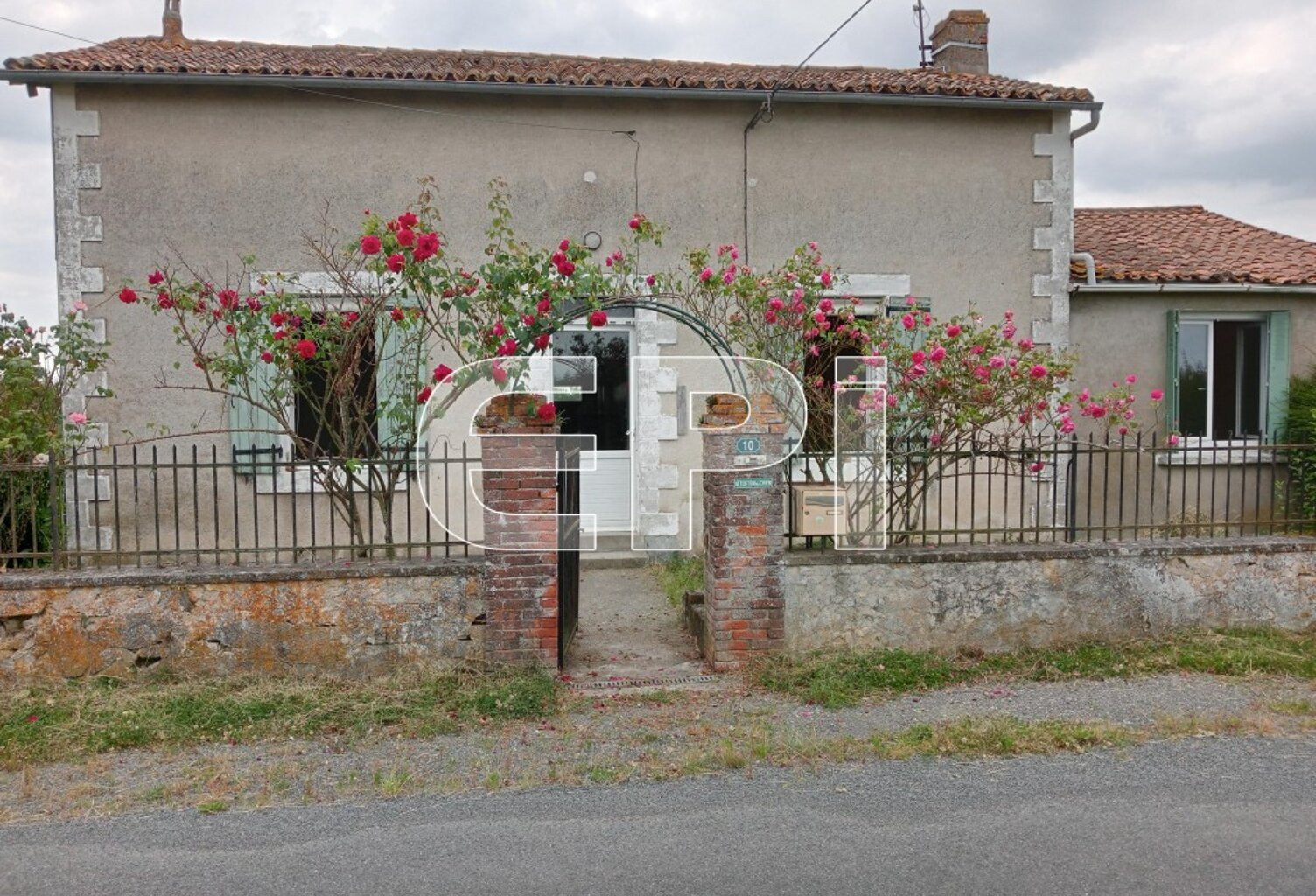 Maison sans vis-à-vis à rénover. Entrée donnant sur un coulo — photo 1