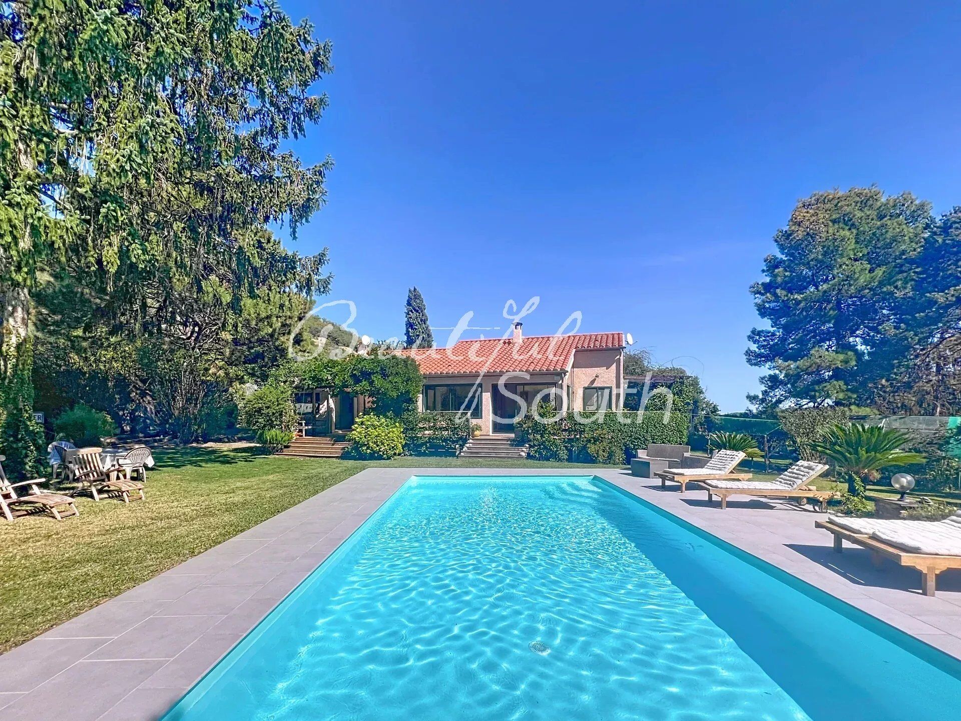 Villa / Maison  T9 à vendre Estoher 66320