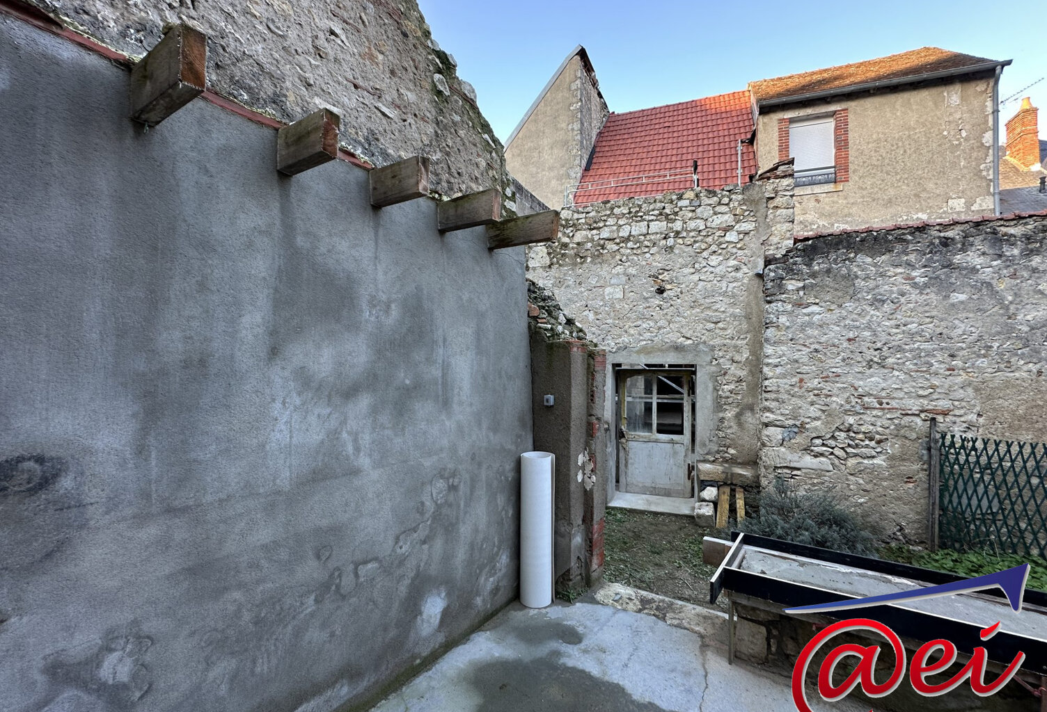 Immeuble de 180m2 à rénover. Toiture et plancher neufs. — photo 1