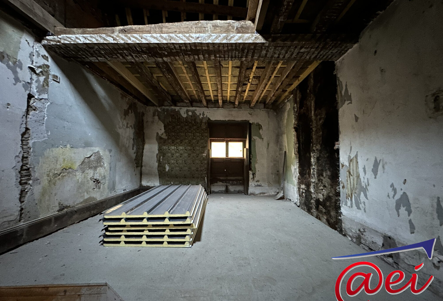 Immeuble de 180m2 à rénover. Toiture et plancher neufs. — photo 1