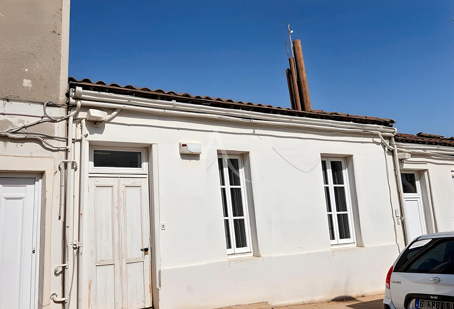 ROCHEFORT, MAISON DE FAUBOURG  AVEC COUR  SANS VIS A VIS ? Exclusivité ! — photo 1