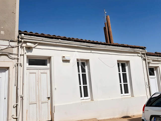 ROCHEFORT, MAISON DE FAUBOURG  AVEC COUR  SANS VIS A VIS ? Exclusivité ! — photo du bien