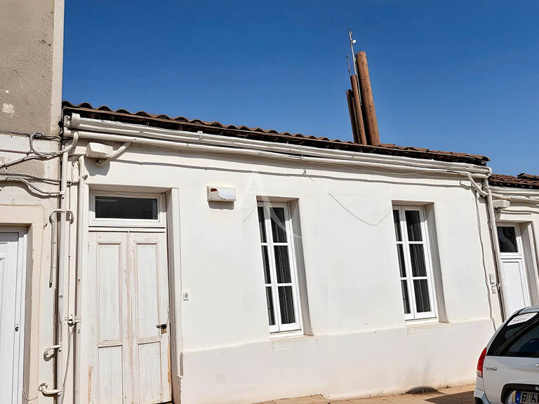 ROCHEFORT, MAISON DE FAUBOURG  AVEC COUR  SANS VIS A VIS ? Exclusivité ! — photo 1