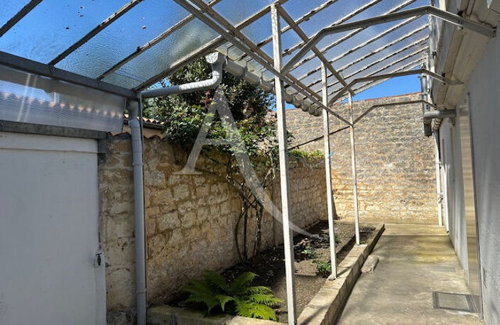 ROCHEFORT, MAISON DE FAUBOURG  AVEC COUR  SANS VIS A VIS ? Exclusivité ! — photo 2