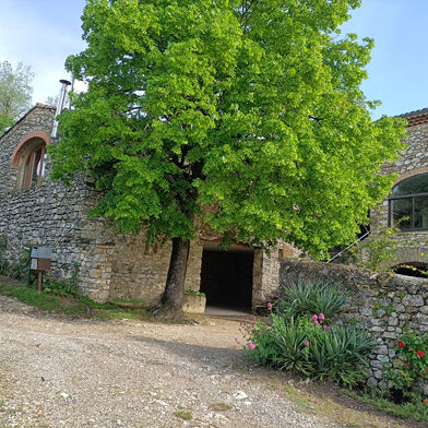 Appartement 4 pièces 833 €