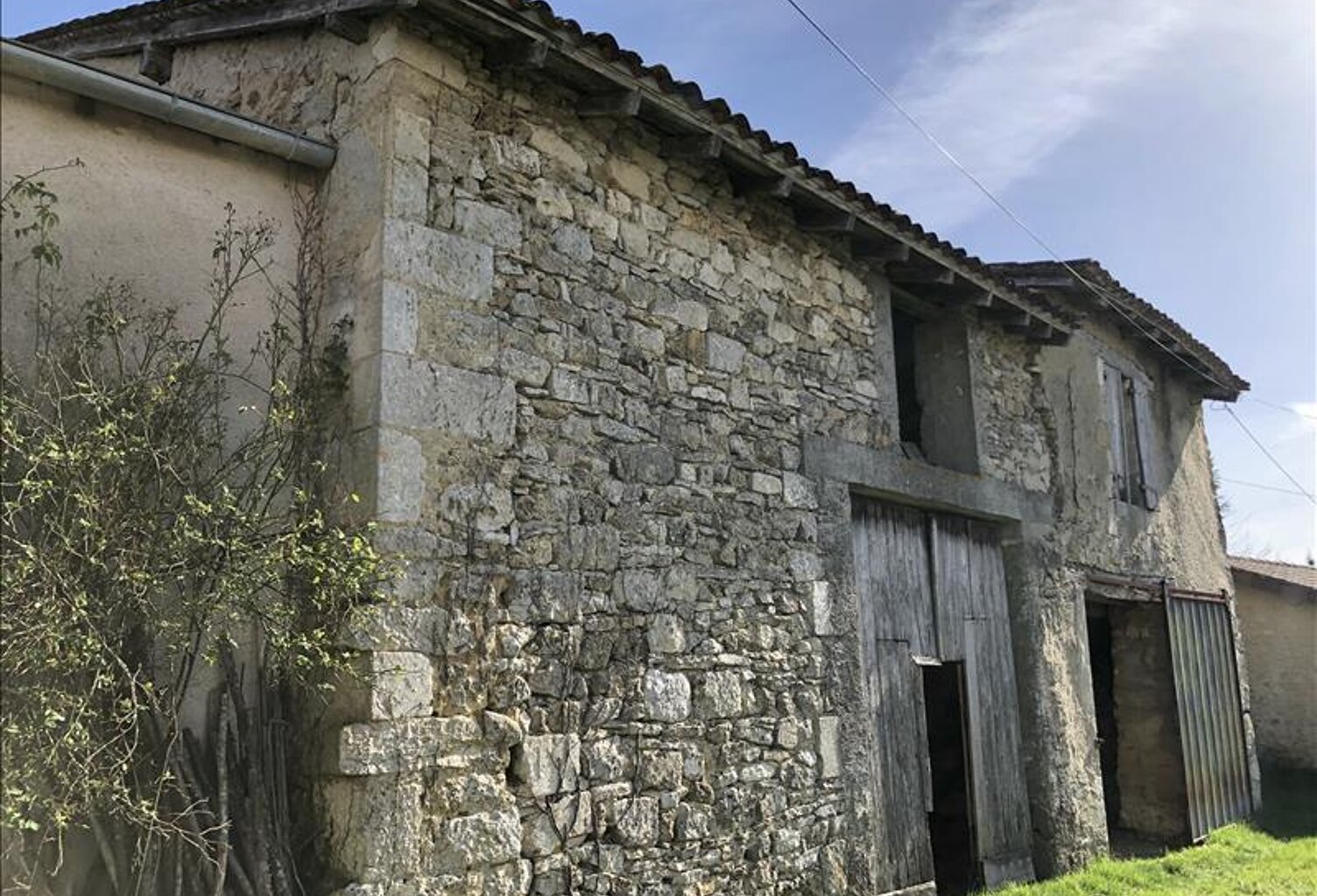 Maison en pierre de 2 pièces principales — photo 1