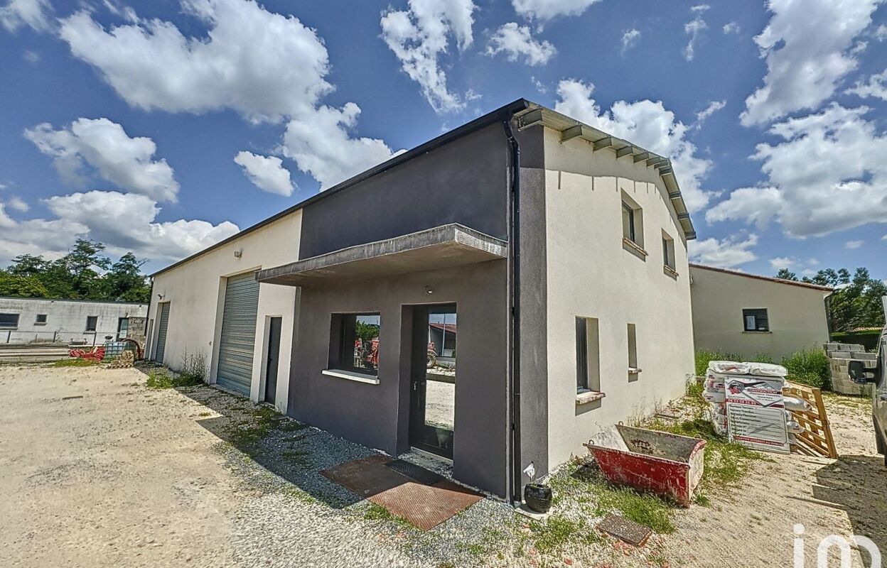 immeuble  pièces 300 m2 à vendre à Magnac-sur-Touvre (16600)