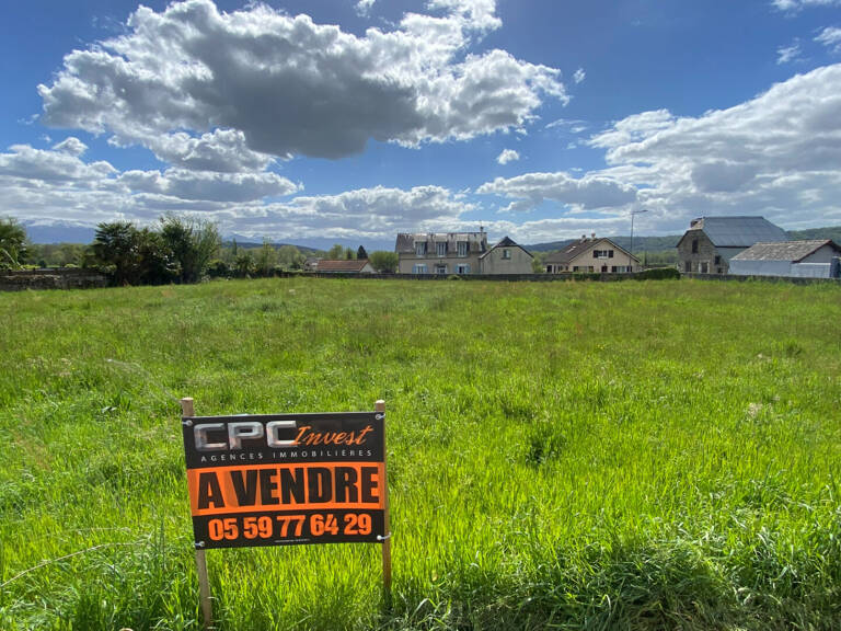 Terrain  constructible situé à Bordes avec vue Montagnes — photo 1