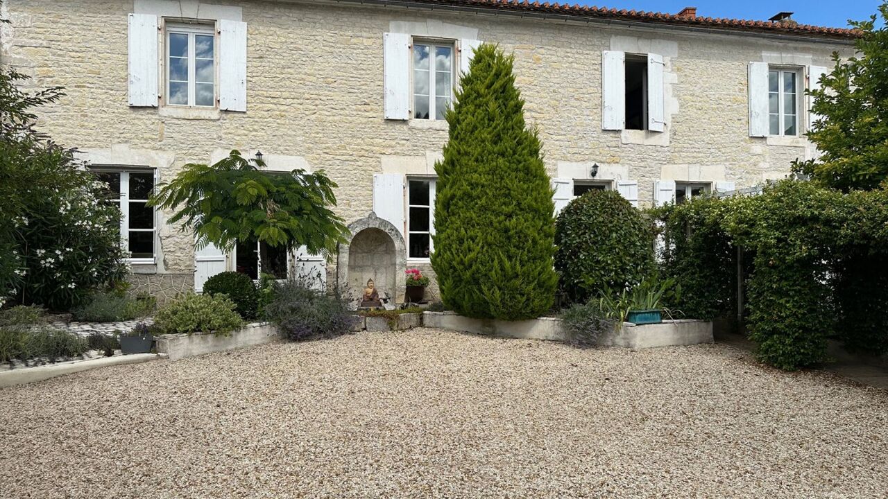 maison 8 pièces 207 m2 à vendre à Saint-Amant-de-Boixe (16330)