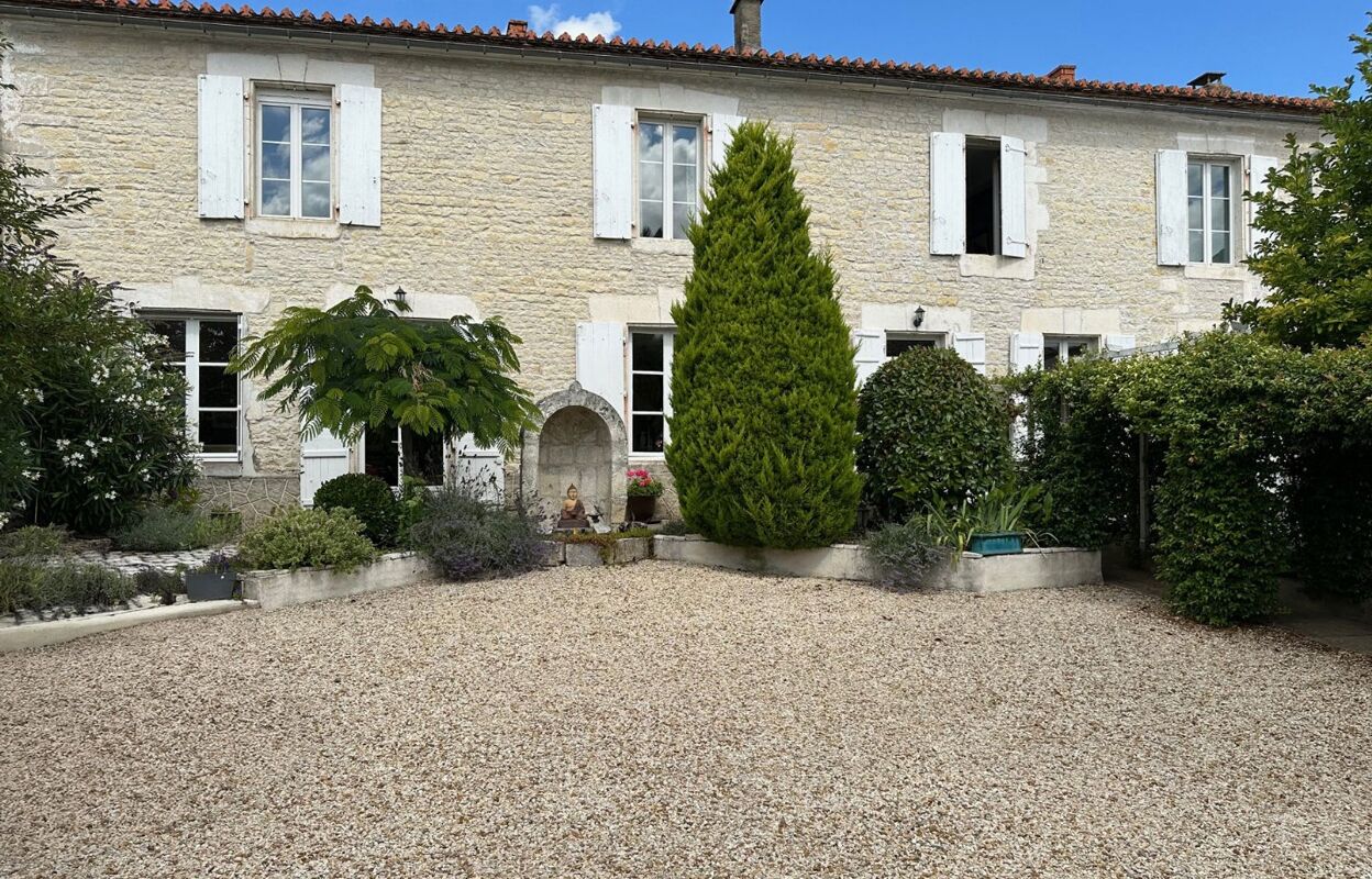 maison 8 pièces 207 m2 à vendre à Saint-Amant-de-Boixe (16330)