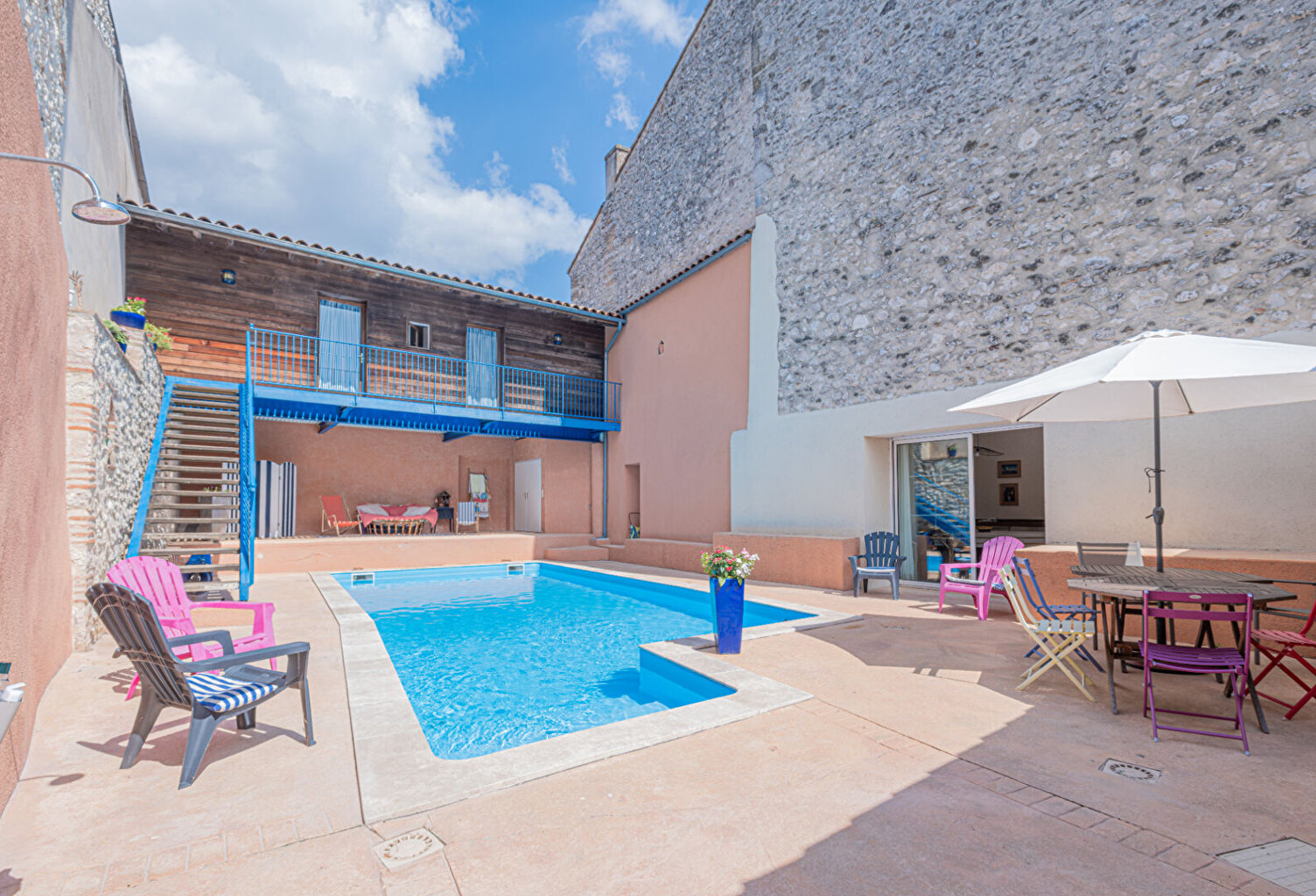 Proche de Castelmoron sur Lot, au coeur d'une bastide du XIII° siècle, superbe maison bourgeoise d'environ 329 m² avec cour intérieure et piscine.. Si vous êtes sensibles au charme des vieilles pierres, à la hauteur sous plafond, aux grands volumes, aux r — photo 1