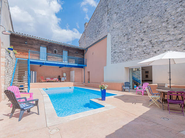 Proche de Castelmoron sur Lot, au coeur d'une bastide du XIII° siècle, superbe maison bourgeoise d'environ 329 m² avec cour intérieure et piscine.. Si vous êtes sensibles au charme des vieilles pierres, à la hauteur sous plafond, aux grands volumes, aux r — photo du bien