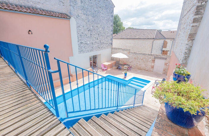 Proche de Castelmoron sur Lot, au coeur d'une bastide du XIII° siècle, superbe maison bourgeoise d'environ 329 m² avec cour intérieure et piscine.. Si vous êtes sensibles au charme des vieilles pierres, à la hauteur sous plafond, aux grands volumes, aux r — photo 2