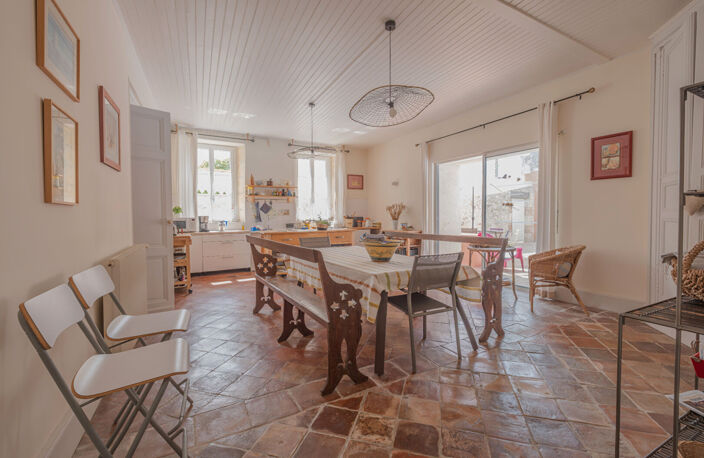 Proche de Castelmoron sur Lot, au coeur d'une bastide du XIII° siècle, superbe maison bourgeoise d'environ 329 m² avec cour intérieure et piscine.. Si vous êtes sensibles au charme des vieilles pierres, à la hauteur sous plafond, aux grands volumes, aux r — photo 3